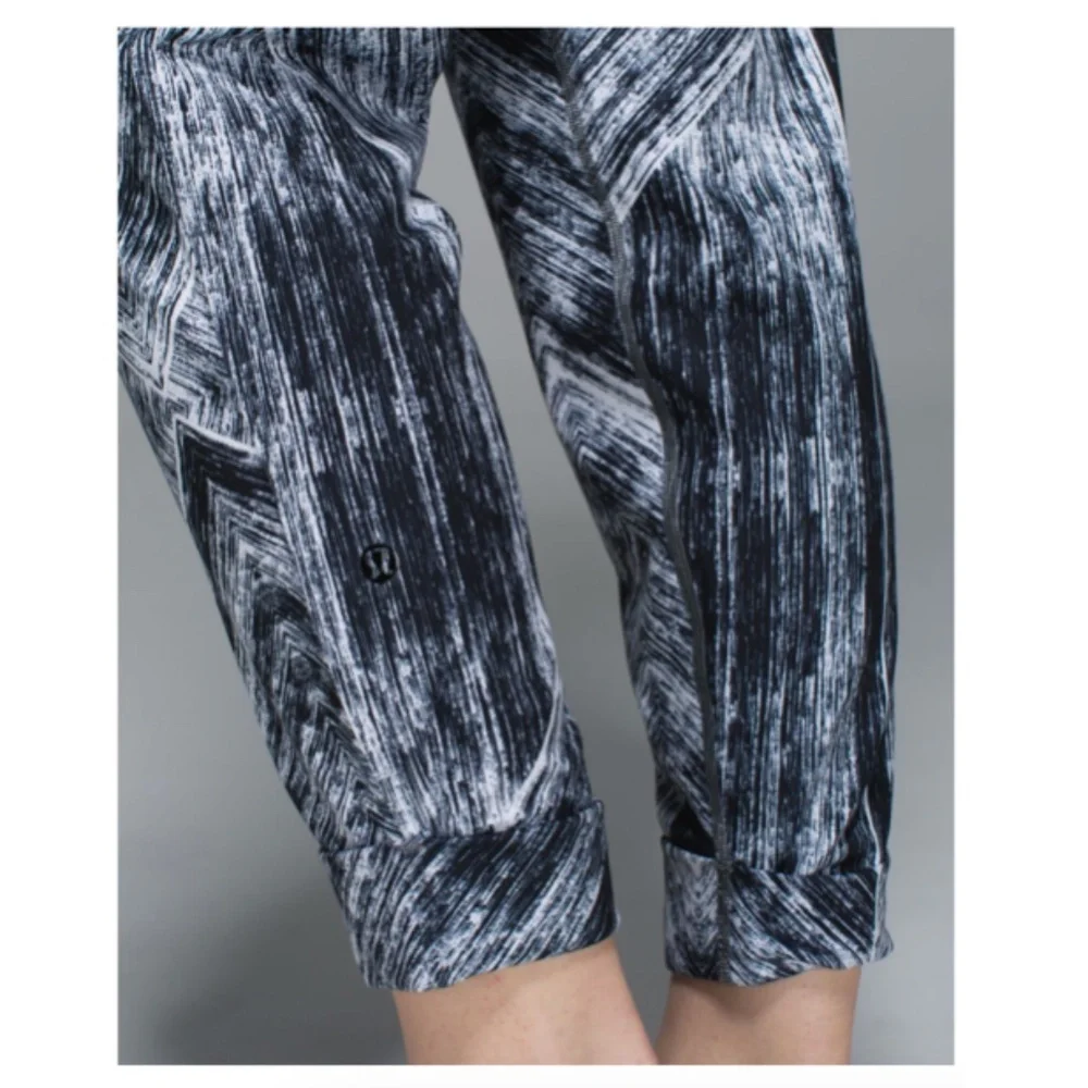 LULULEMON Jet Crop Full-On Luon Heat Wave White Black Size 6